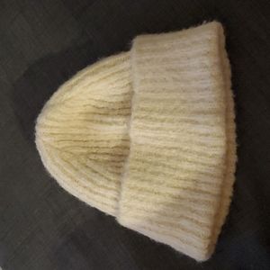 Auxiliary touque, cream color